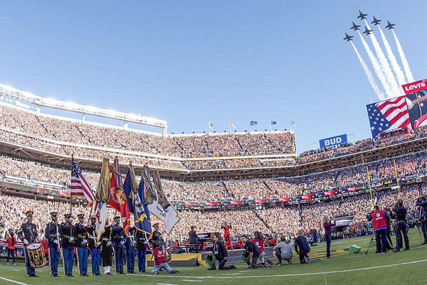 Fly Over am Ende der Nationalhymne beim Super Bowl. Photo: Spc. Brandon C.Dyer CC0 Quelle: https://www.defense.gov/observe/photo-gallery/igphoto/2001340929/