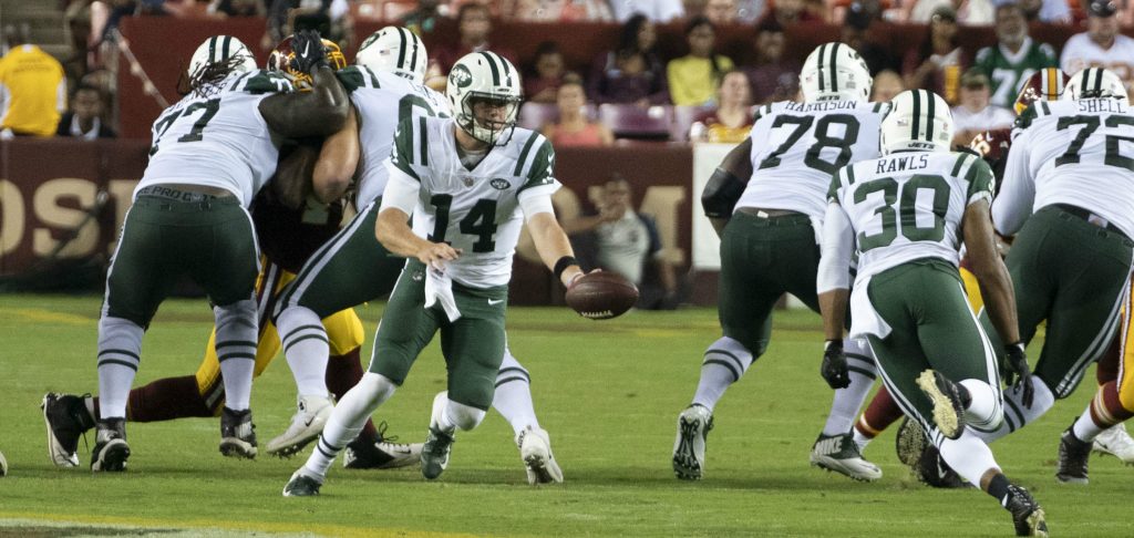 Sam Darnold von den New York Jets beim Handoff in einem Spiel 2018 gegen die Washington Redskins. Die Patriots feierten gegen die Jets am 7. Spieltag der Saison 2019 einen überragenden Erfolg