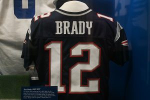 Bradys Trikot mit der Nummer 12 in der Hall of Fame. Brady brennt immer noch für Football, auch in seiner 20. Saison.